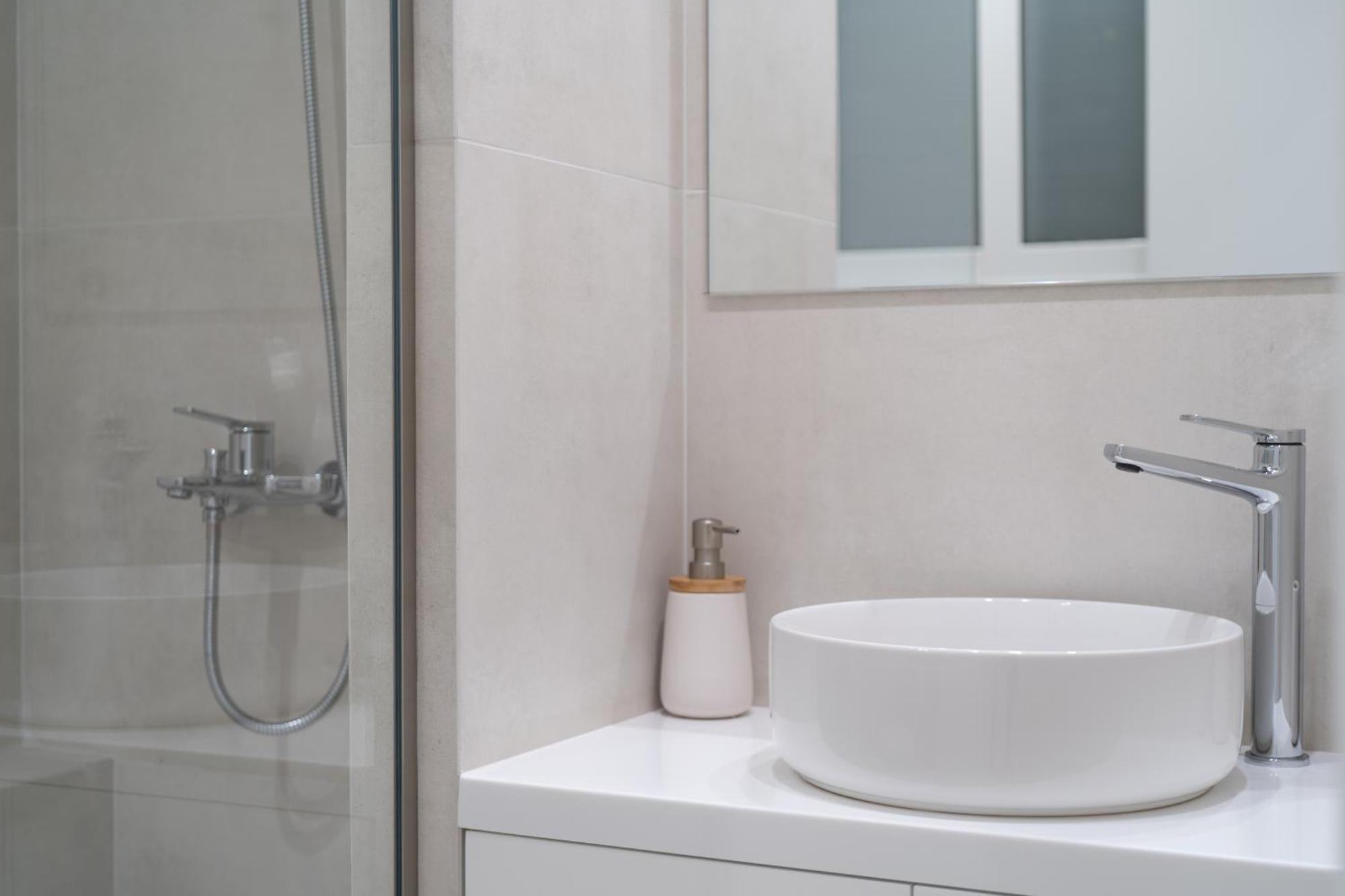 אתונה Newly Renovated 2 Bedroom Apartment, 5Min To Metro מראה חיצוני תמונה